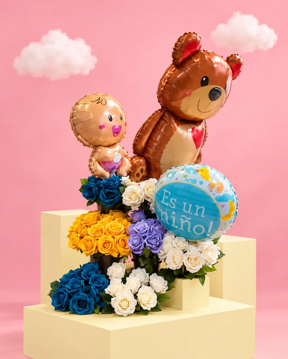 Arreglo floral de bienvenida con globos de bebé y oso