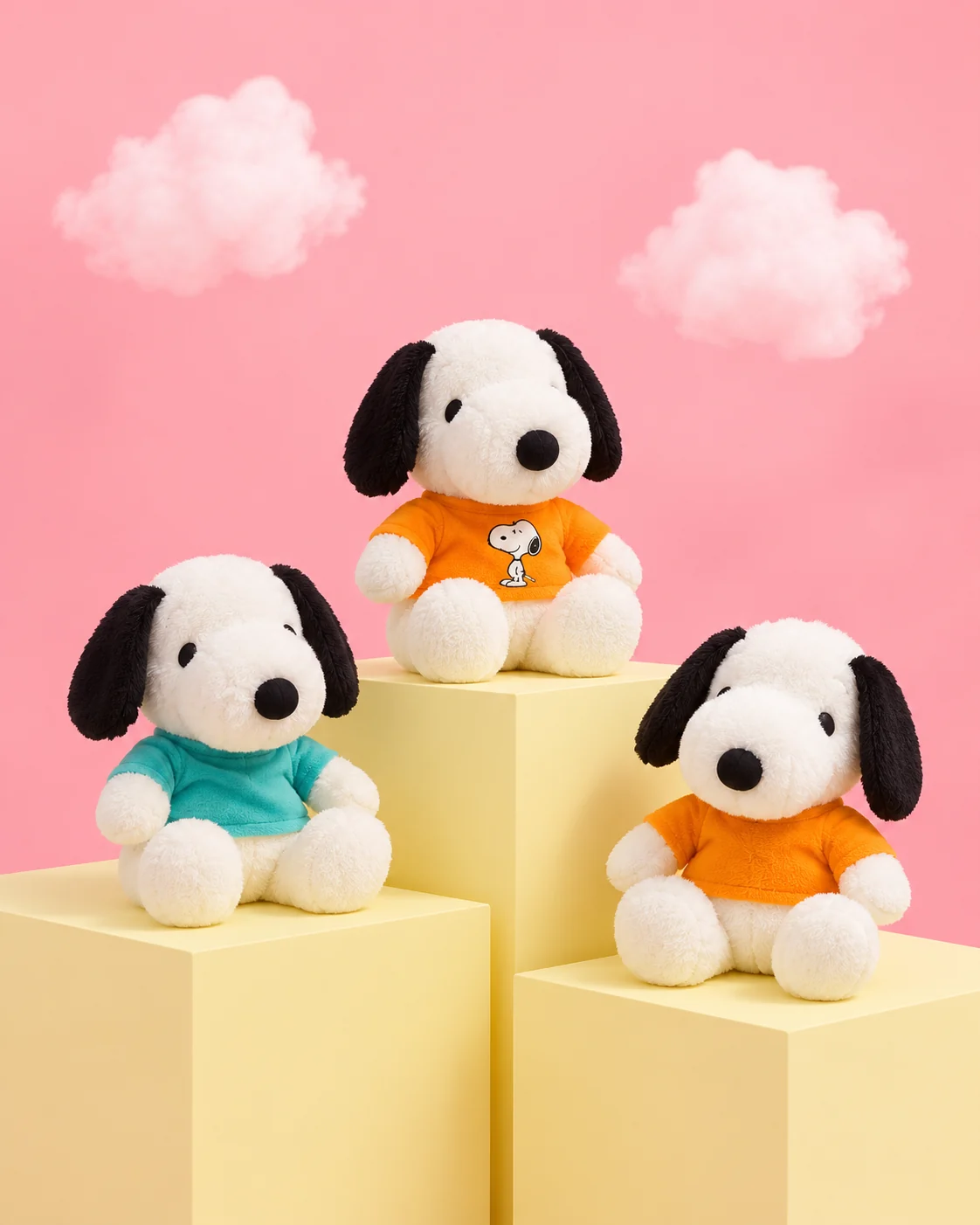 Tres peluches Snoopy sobre bases claras